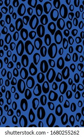 Manchas ovaladas imitación leopardo de la piel vectorial sin fisuras en un fondo azul.