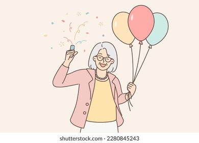 Una mujer mayor con globos en la mano celebra su cumpleaños. La sonriente abuela anciana disfruta del aniversario se siente positiva y optimista. Ilustración vectorial. 