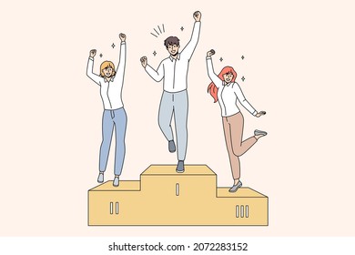 Gente muy alegre que gana en el podio celebra la victoria en la competencia o el torneo. Felices hombres y mujeres emocionados con ganar, los primeros puestos obtienen los primeros puestos. Reconocimiento. Éxito. Ilustración vectorial. 