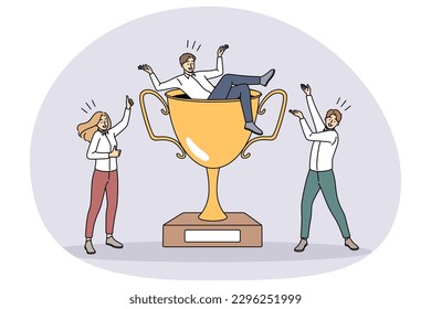 Un equipo muy alegre con un enorme trofeo de oro celebra la victoria o el éxito de negocios compartidos. Feliz triunfo de los empresarios con galardonado regocijo por el logro de su carrera. Trabajo en equipo. Ilustración vectorial.