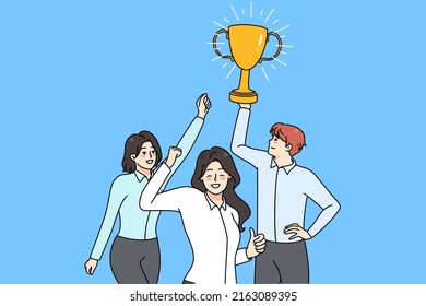 Equipo de trabajo muy alegre sostiene que el precio dorado celebra la victoria compartida. Un empleado diverso y sonriente con premios alcanza el éxito o el objetivo del negocio juntos. Trabajo en equipo y asociación. Ilustración vectorial. 