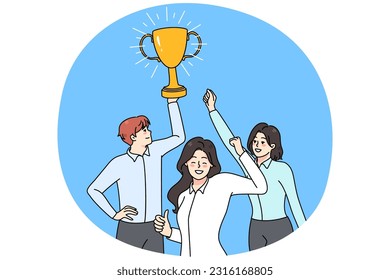 Equipo de trabajo muy alegre sostiene que el precio dorado celebra la victoria compartida. Un empleado diverso y sonriente con premios alcanza el éxito o el objetivo del negocio juntos. Trabajo en equipo y asociación. Ilustración vectorial.