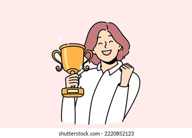 Joven muy feliz con el trofeo de oro en las manos celebrando la victoria o victoria. Una sonriente mujer de negocios con un premio de oro entusiasmada con logros personales o éxito. Ilustración vectorial. 