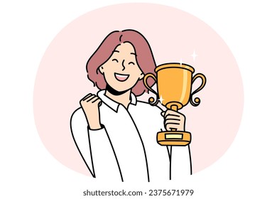 Joven muy feliz con el trofeo de oro en las manos celebrando la victoria o victoria. Una sonriente mujer de negocios con un premio de oro entusiasmada con logros personales o éxito. Ilustración vectorial.