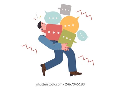 Analista masculino sobrecargado de trabajo que sostiene recibió críticas de Comentarios y Clientes en forma de burbujas de habla. Hombre de negocios que se prepara para el Comentarios de investigación de marketing de clientes y compradores potenciales