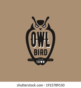 Plantilla de diseño del logotipo de ave búho con espacio para texto. Ilustración vectorial.