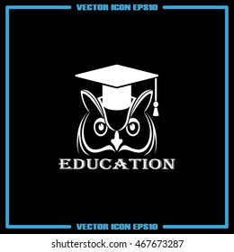 Owl graduate in cap icon. Vector illustration eps10.