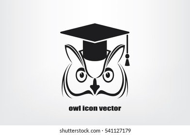 Owl graduate in cap icon. Vector illustration eps10