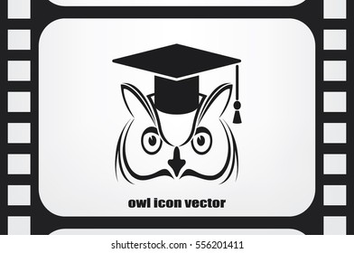 Owl graduate in cap icon. Vector illustration eps10.