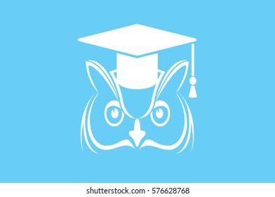 Owl graduate in cap icon. Vector illustration.
