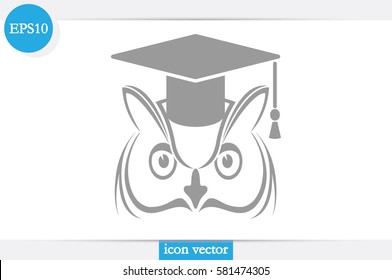 Owl graduate in cap icon. Vector illustration.