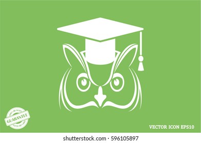 Owl graduate in cap icon. Vector illustration eps10.