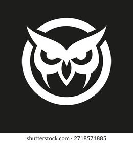 Vista frontal del logotipo de la cabeza de búho. Pájaro de la noche de la cara del icono del Vector blanco aislado en fondo negro. Sabio símbolo del pájaro conveniente para el logotipo, el emblema, la mascota, la educación, la marca y los proyectos del Diseño gráfico