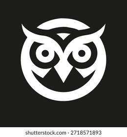 Vista frontal del logotipo de la cabeza de búho. Pájaro de la noche de la cara del icono del Vector blanco aislado en fondo negro. Sabio símbolo del pájaro conveniente para el logotipo, el emblema, la mascota, la educación, la marca y los proyectos del Diseño gráfico