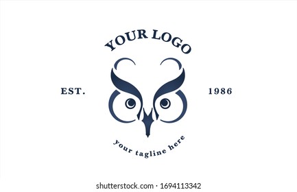 Vektorgrafiken mit dem Eule-Logo. Emblem-Design auf weißem Hintergrund. Nachttierlogotype. Gesichtsform
