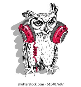 Búho con auriculares rojos. Ilustración vectorial.