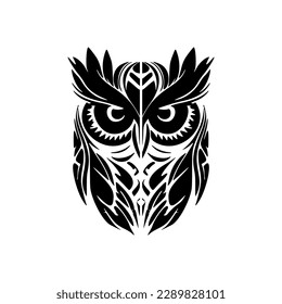 Eine Eule-Tätowierung mit schwarz-weißem polynesischem Design.