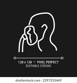 Oxygen mask pixel perfect white linear icon for dark theme. Intensive care equipment. Aid for respiratory system. Thin line illustration. Contour symbol. Vector outline drawing. Editable stroke