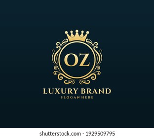 Carta inicial OZ, texto dorado con monograma heráldico con mano floral femenina, diseño de logo de lujo de estilo antiguo.