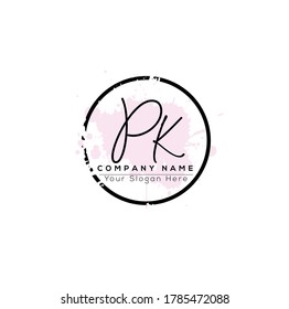 P K PK Escritura manuscrita inicial y logotipo de la firma.	