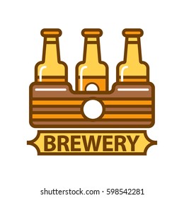Paquete de tres botellas de cerveza símbolo de cervecería diseño plano sobre fondo blanco. Caja rayada con ale amarillo. Insignia de época para el pub o la planta de malta. Ilustración vectorial en banner web estilo caricatura.