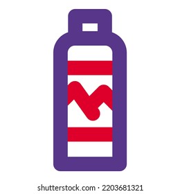 Botella de agua con empaque servida con platos