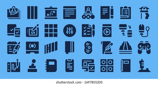conjunto de iconos del panel. 32 iconos rellenos de almohadillas. en el estilo de fondo azul Iconos modernos sencillos como: Nota, Responsivo, Notas, Dibujo, Goma de mascado, Pantalla táctil, Joystick, Embarque