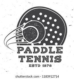 Paddle, placa de tenis, emblema o signo. Ilustración vectorial. Concepto de camisa, impresión, sello o tee. Diseño de tipografía vintage con raqueta de pádel y silueta de pelota de pádel.