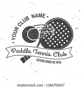 Bandera, emblema o cartel del club deportivo de tenis de pádel. Ilustración vectorial. Concepto de pantalones, impresión, sello o tee. Diseño de tipografía vintage con raqueta de pádel y silueta de pelota de pádel.