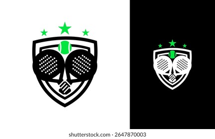 Logotipo do crachá do padel. Símbolo de raquete com escudo e conceito de estrela para clube ou equipe. Modelo de vetor desportivo
