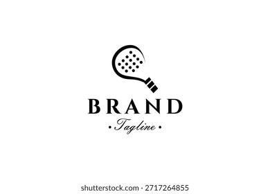 Logotipo deportivo de pádel con raqueta en estilo de diseño de Vector plano