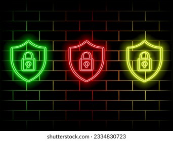 Señal de bloqueo en el escudo. Concepto de seguridad cibernética. Ilustración vectorial. Escudo aislado y candado sobre fondo negro... verde, rojo, amarillo, rosa, azul, naranja