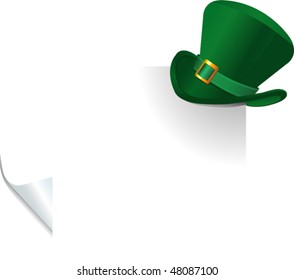 Esquina de página con el sombrero verde del Día de San Patricio de un leprechaun en papel curvado.