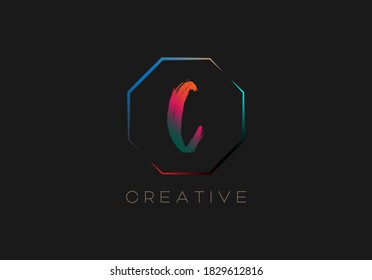 pincel letra C logotipo diseño aislado en fondo negro