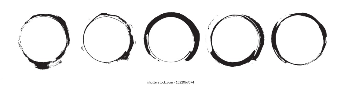 Montaje de círculos triturados. Etiquetas negras, fondo, textura de pintura. Vector de trazos de pincel. Elementos de diseño hechos a mano