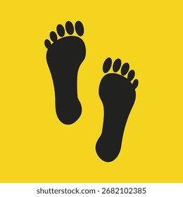 Un par de huellas humanas negras se representan sobre un fondo amarillo vibrante y sólido, lo que sugiere movimiento o un camino.