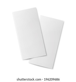 Par de folhetos de papel bifold em branco sobre fundo branco com sombras suaves. Ilustração vetorial.