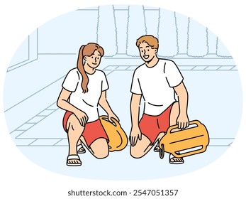 Un par de socorristas se sientan en la piscina del hotel, sosteniendo ayudas para el entrenamiento de natación y manteniendo seguros a los visitantes. Socorristas sonrientes o entrenadores que trabajan en el gimnasio instando a la gente a visitar el centro deportivo de natación