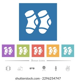 Un par de medias calza los iconos blancos planos en los fondos cuadrados. 6 iconos de bonificación incluidos.