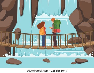 Pareja de turistas con mochilas y mapa parado en el estilo plano de puente de cuerda, ilustración vectorial. Paisaje de cascada, piedras, rocas y salpicaduras de agua, hombre estudiando mapa