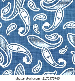 patrón clásico paisley sobre el fondo del denim. En estilo bandana 