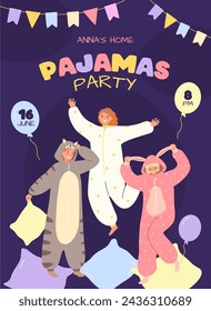 Plantilla de póster de invitación de fiesta de pijama. Personajes con onesias y trajes de kigurumi juegan a la lucha de almohadas y se divierten ilustración vectorial. Celebración nocturna para adolescentes en casa