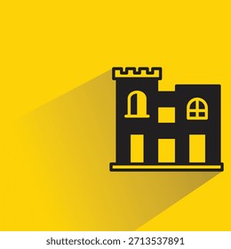 Icono del edificio del palacio con la sombra en fondo amarillo