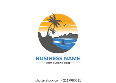 logo de la palmera. diseño con el logotipo de la playa de mar. diseño de logotipo de naturaleza. diseño de logotipo marino con un ciruela. cocotero con mar