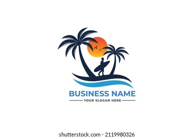 Logo der Palme. Design des Strandlogos. Design des Naturlogos. Logo-Design mit Pflaumenbaum. Kokosnuss-Baum auf See