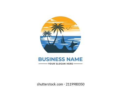 logo de la palmera. diseño con el logotipo de la playa de mar. diseño de logotipo de naturaleza. diseño de logotipo marino con un ciruela. cocotero con mar