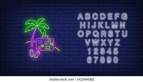 Palm tree, mala e chinelos no sinal de néon praia. Turismo, férias, design de viagens. Sinal de néon brilhante noturno, outdoor colorido, faixa clara. Ilustração vetorial em estilo neon.