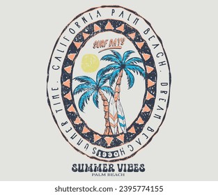 Palmera con tabla de surf. Diseño gráfico para camisetas del club de surf. Diseño gráfico de boceto de la mano de la playa para la impresión de camisetas, afiche, pegatina, fondo y otros usos.  Vacaciones de verano.