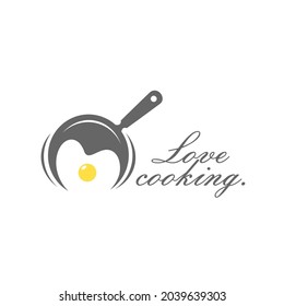 Pan with heart icon. Love cooking logo, vector logo template. Kitchen tools. Food icon. Food logo. 