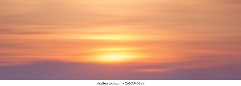 Vista panorâmica do céu do pôr do sol, nuvens em camadas pitorescas, fundo natural, design vetorial